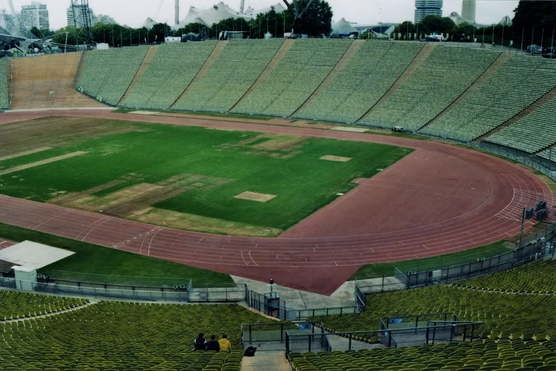 Sportovní stadion s travnatou plochou a atletickou dráhou