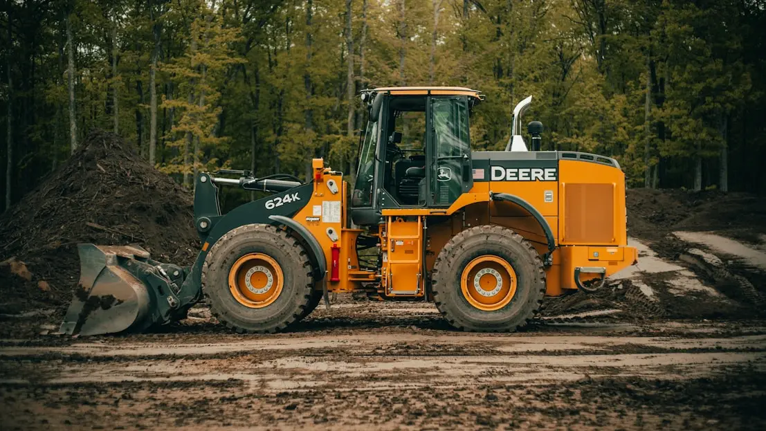 Kolový nakladač při přesunu zeminy na staveništi